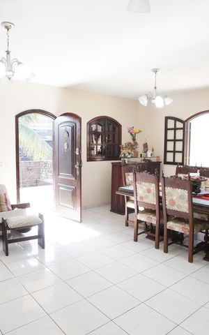 Casa à venda com 219m², 4 quartos e 2 vagasSala