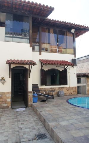 Casa à venda com 219m², 4 quartos e 2 vagasPiscina
