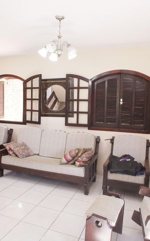 Casa à venda com 219m², 4 quartos e 2 vagasSala