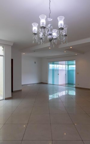 Casa à venda com 299m², 3 quartos e 4 vagas Casa à venda com 299m², 3 quartos e 4 vagasSala