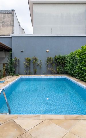 Casa à venda com 299m², 3 quartos e 4 vagas Casa à venda com 299m², 3 quartos e 4 vagasPiscina