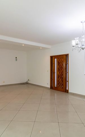 Casa à venda com 299m², 3 quartos e 4 vagas Casa à venda com 299m², 3 quartos e 4 vagasSala