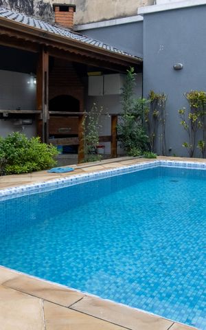 Casa à venda com 299m², 3 quartos e 4 vagas Casa à venda com 299m², 3 quartos e 4 vagasPiscina