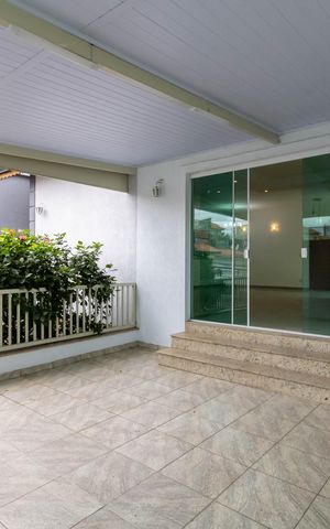 Casa à venda com 299m², 3 quartos e 4 vagas Casa à venda com 299m², 3 quartos e 4 vagasVaranda da Sala