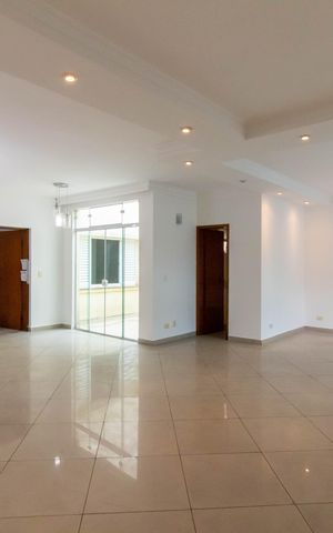 Casa à venda com 299m², 3 quartos e 4 vagas Casa à venda com 299m², 3 quartos e 4 vagasSala