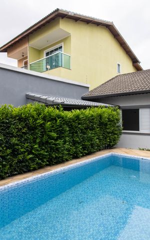 Casa à venda com 299m², 3 quartos e 4 vagas Casa à venda com 299m², 3 quartos e 4 vagasPiscina