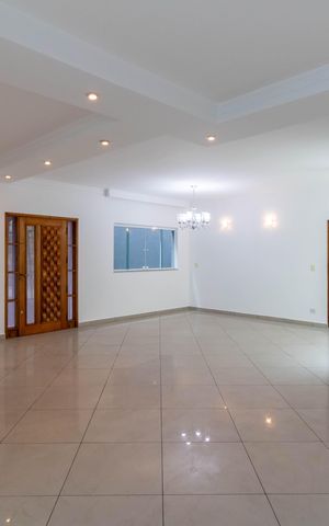 Casa à venda com 299m², 3 quartos e 4 vagas Casa à venda com 299m², 3 quartos e 4 vagasSala