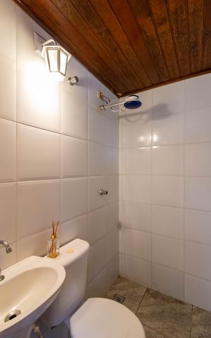 Casa à venda com 299m², 3 quartos e 4 vagas Casa à venda com 299m², 3 quartos e 4 vagasBanheiro de Serviço