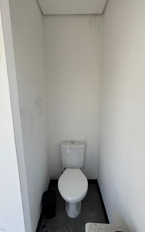 Casa à venda com 300m², 4 quartos e 5 vagasBanheiro de Serviço