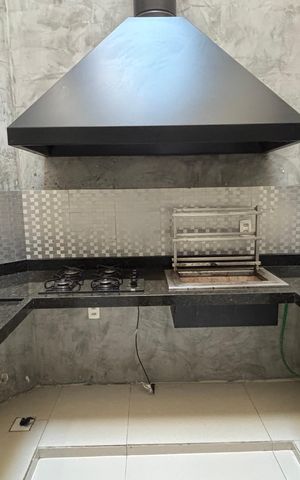 Casa à venda com 300m², 4 quartos e 5 vagasCozinha - Churrasqueira