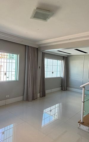 Casa à venda com 300m², 4 quartos e 5 vagasSala
