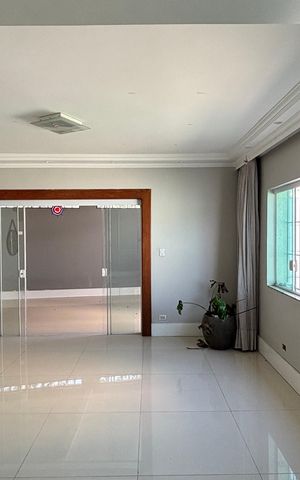 Casa à venda com 300m², 4 quartos e 5 vagasSala
