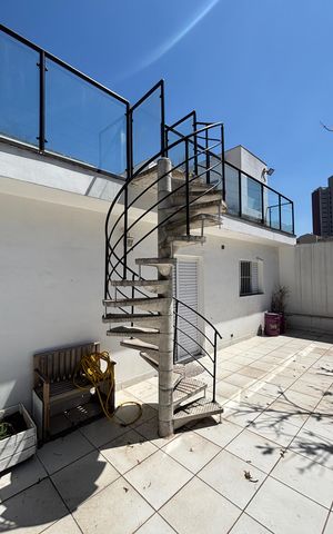 Casa à venda com 300m², 4 quartos e 5 vagasVaranda - Escada
