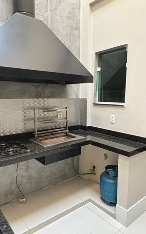 Casa à venda com 300m², 4 quartos e 5 vagasCozinha - Churrasqueira
