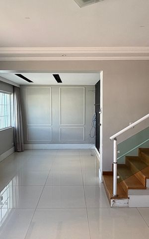 Casa à venda com 300m², 4 quartos e 5 vagasSala
