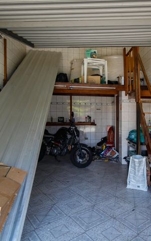 Casa à venda com 300m², 2 quartos e 2 vagas Casa à venda com 300m², 2 quartos e 2 vagasGaragem