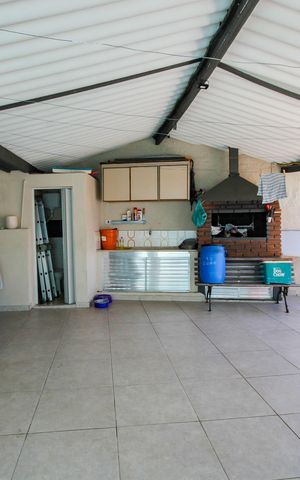 Casa à venda com 300m², 2 quartos e 2 vagas Casa à venda com 300m², 2 quartos e 2 vagasChurrasqueira