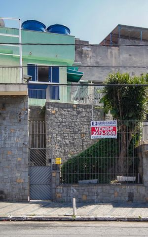 Casa à venda com 300m², 2 quartos e 2 vagas Casa à venda com 300m², 2 quartos e 2 vagasFachada