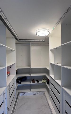 Casa de condomínio para alugar com 400m², 5 quartos e 2 vagas Casa de condomínio para alugar com 400m², 5 quartos e 2 vagasSuite 1 - Master - Closet