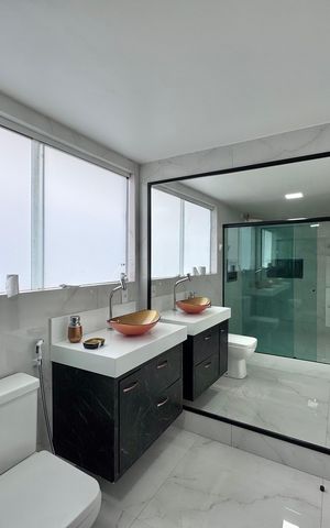 Casa de condomínio para alugar com 400m², 5 quartos e 2 vagas Casa de condomínio para alugar com 400m², 5 quartos e 2 vagasBanheiro da Suíte 1