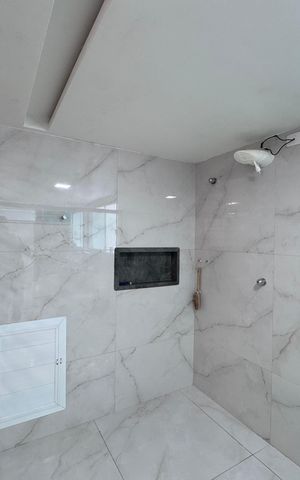 Casa de condomínio para alugar com 400m², 5 quartos e 2 vagas Casa de condomínio para alugar com 400m², 5 quartos e 2 vagasBanheiro da Suíte 1