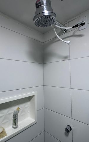 Casa de condomínio para alugar com 400m², 5 quartos e 2 vagas Casa de condomínio para alugar com 400m², 5 quartos e 2 vagasBanheiro da Suíte 4