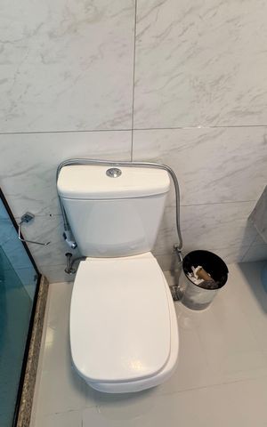 Casa de condomínio para alugar com 400m², 5 quartos e 2 vagas Casa de condomínio para alugar com 400m², 5 quartos e 2 vagasBanheiro da Suíte 2