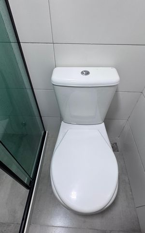 Casa de condomínio para alugar com 400m², 5 quartos e 2 vagas Casa de condomínio para alugar com 400m², 5 quartos e 2 vagasBanheiro da Suíte 4
