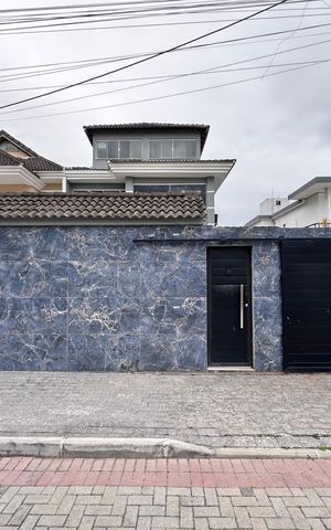 Casa de condomínio para alugar com 400m², 5 quartos e 2 vagas Casa de condomínio para alugar com 400m², 5 quartos e 2 vagasFachada