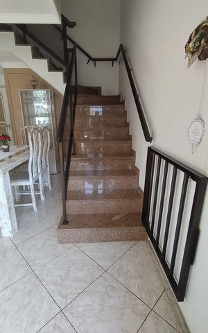 Casa de condomínio à venda com 172m², 3 quartos e 2 vagas Casa de condomínio à venda com 172m², 3 quartos e 2 vagasEscada