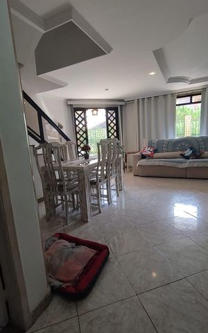 Casa de condomínio à venda com 172m², 3 quartos e 2 vagas Casa de condomínio à venda com 172m², 3 quartos e 2 vagasSala