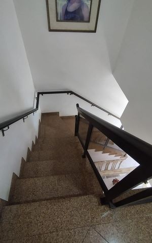 Casa de condomínio à venda com 172m², 3 quartos e 2 vagas Casa de condomínio à venda com 172m², 3 quartos e 2 vagasEscada