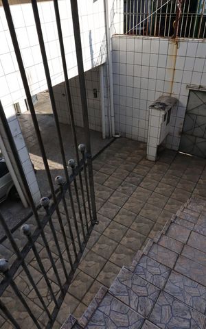 Casa à venda com 220m², 2 quartos e 4 vagasEscada externa