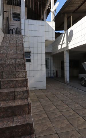 Casa à venda com 220m², 2 quartos e 4 vagasEscada externa