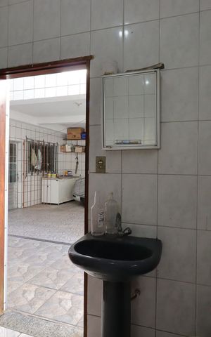 Casa à venda com 220m², 2 quartos e 4 vagasBanheiro do Quintal