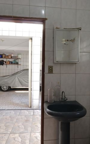 Casa à venda com 220m², 2 quartos e 4 vagasBanheiro do Quintal