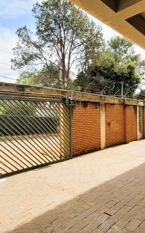 Casa à venda com 997m², 5 quartos e 8 vagas Casa à venda com 997m², 5 quartos e 8 vagasGaragem
