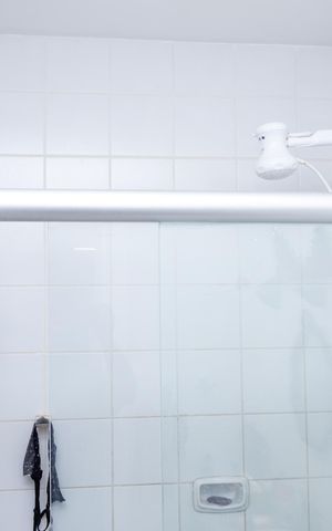 Casa de condomínio para alugar com 150m², 3 quartos e 2 vagas Casa de condomínio para alugar com 150m², 3 quartos e 2 vagasBanheiro da Suíte 1