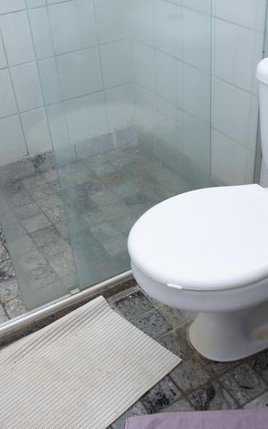 Casa de condomínio para alugar com 150m², 3 quartos e 2 vagas Casa de condomínio para alugar com 150m², 3 quartos e 2 vagasBanheiro da Suíte 1