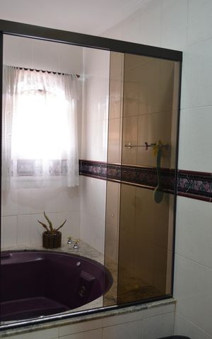 Casa à venda com 390m², 4 quartos e 6 vagasBanheiro da Suíte 1
