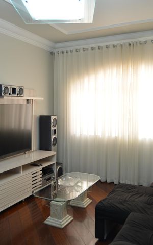 Casa à venda com 390m², 4 quartos e 6 vagasSala