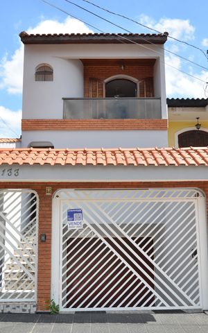 Casa à venda com 390m², 4 quartos e 6 vagasFachada