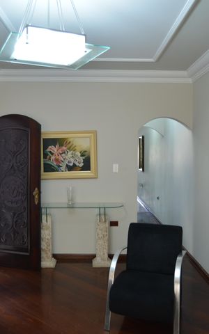 Casa à venda com 390m², 4 quartos e 6 vagasSala