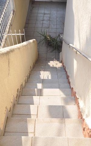 Casa à venda com 109m², 4 quartos e 3 vagasEscada de acesso