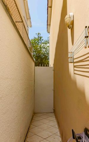 Casa de condomínio à venda com 283m², 3 quartos e 4 vagas Casa de condomínio à venda com 283m², 3 quartos e 4 vagasQuintal