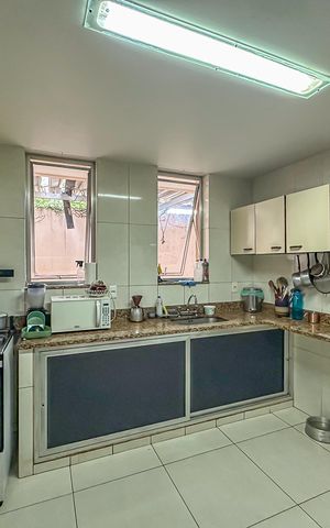 Casa à venda com 450m², 4 quartos e 4 vagas Casa à venda com 450m², 4 quartos e 4 vagasCozinha