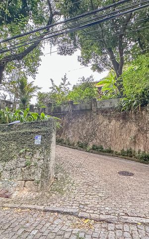 Casa à venda com 450m², 4 quartos e 4 vagas Casa à venda com 450m², 4 quartos e 4 vagasFachada