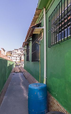 Casa à venda com 300m², 3 quartos e sem vaga Casa à venda com 300m², 3 quartos e sem vagaAcesso lateral
