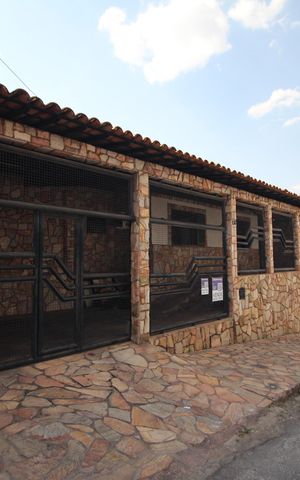 Casa à venda com 420m², 3 quartos e 3 vagasFachada - Placa
