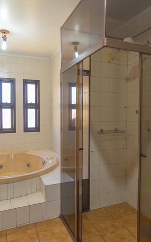 Casa para alugar com 350m², 6 quartos e 4 vagas Casa para alugar com 350m², 6 quartos e 4 vagasBanheiro 2